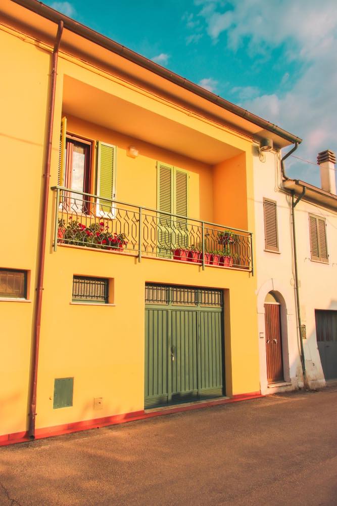 fachada de casa de dos pisos amarilla