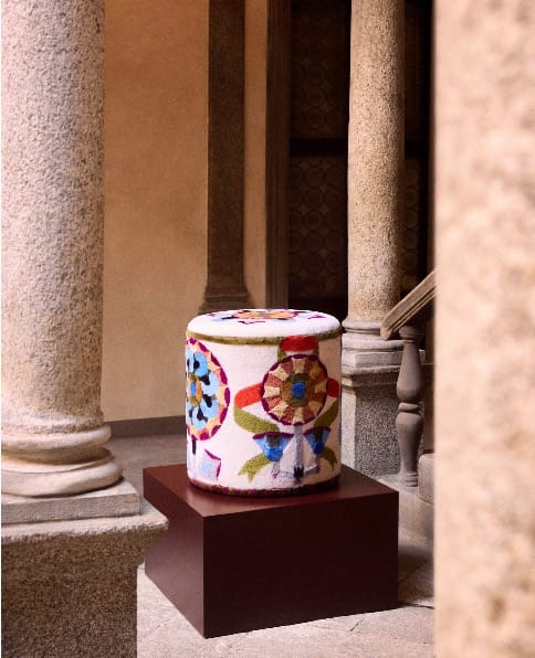 muebles tapizados, otomana blanca estampada