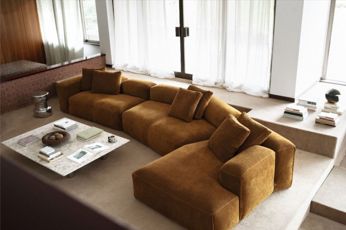 sofá tapizado color marrón, decoración con muebles tapizados