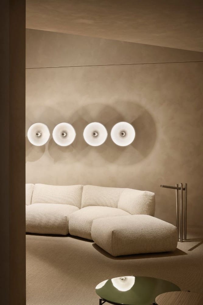 sala de estar de diseño con sofá tapizado blanco