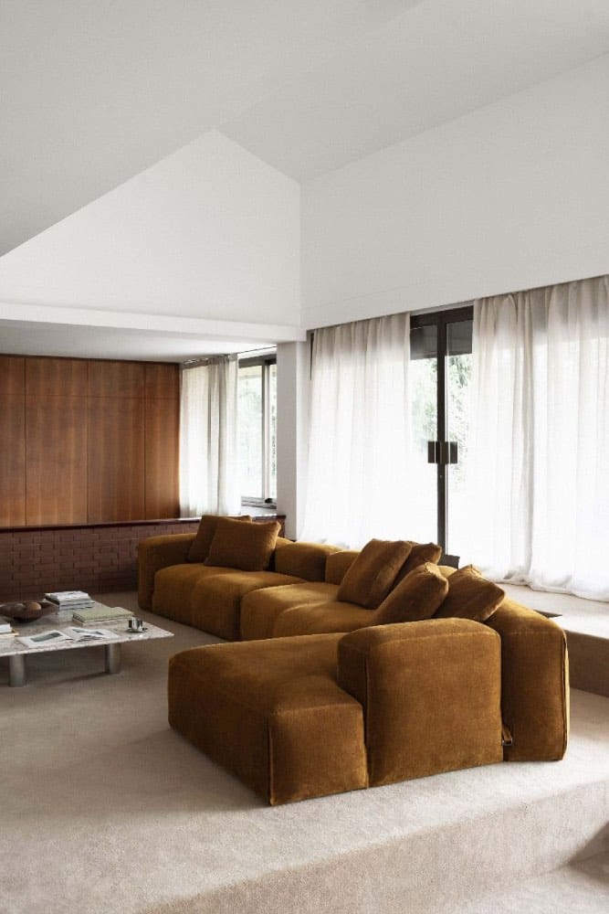 sofá modular marrón de terciopelo, muebles tapizados