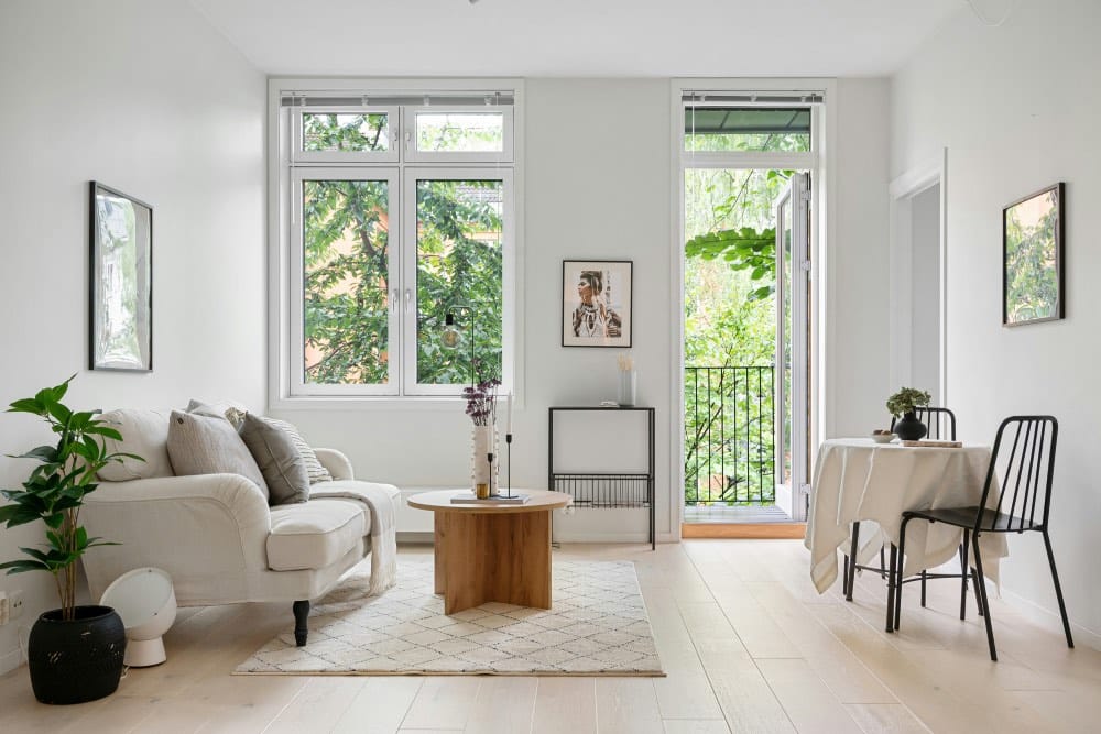 Skandinavische Deko-Ideen: ein helles, geräumiges Wohnzimmer im skandinavischen Stil