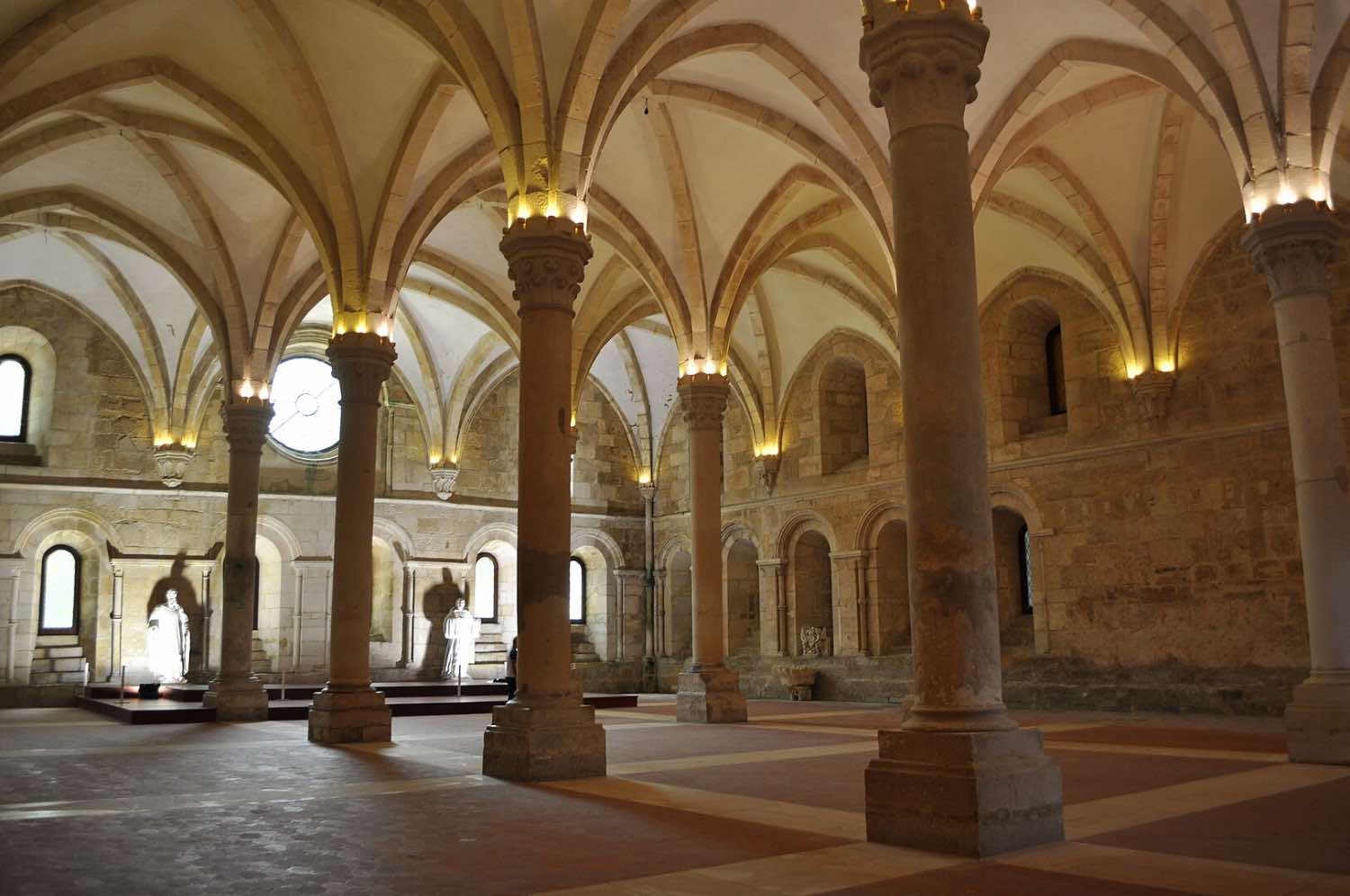 L’architettura gotica: caratteristiche ed esempi, portogallo, monasterio di alcobaça