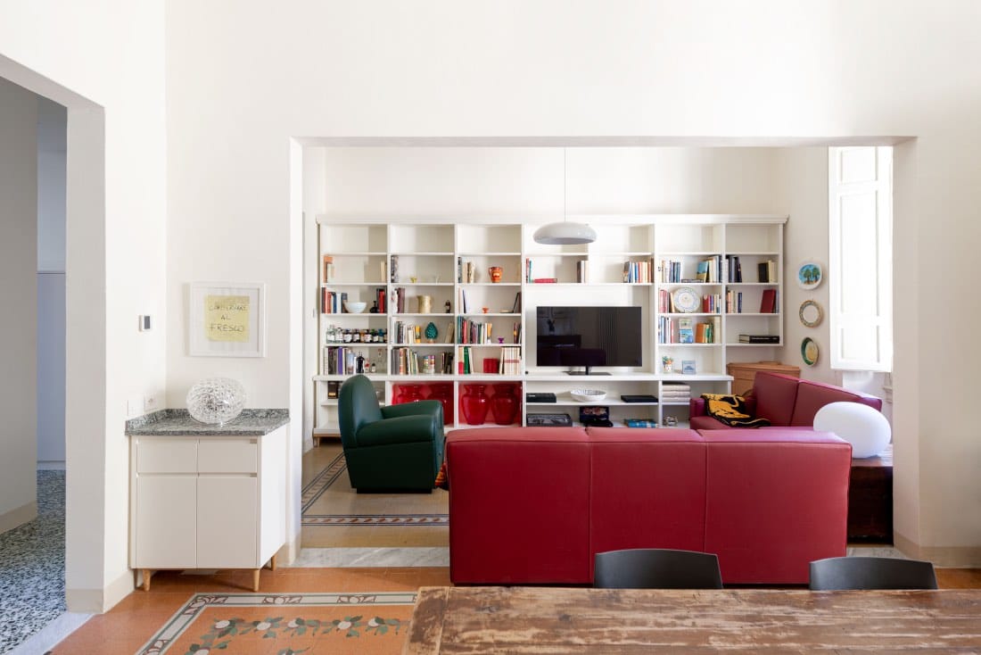 sala de estar y comedor, casa estilo vintage con sofá granate