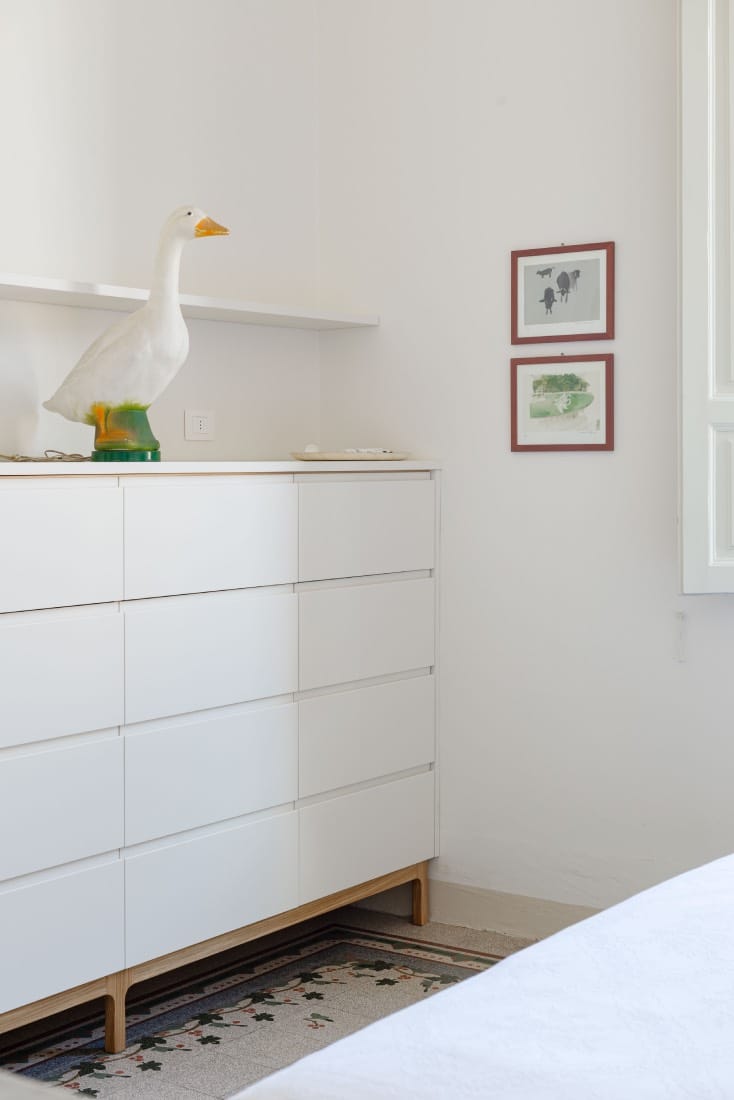 decoración casa estilo vintage, muebles blancos