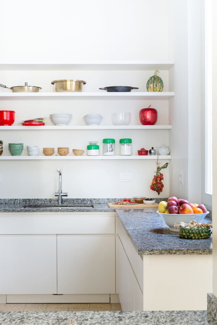 cocina blanca moderna en casa reformada