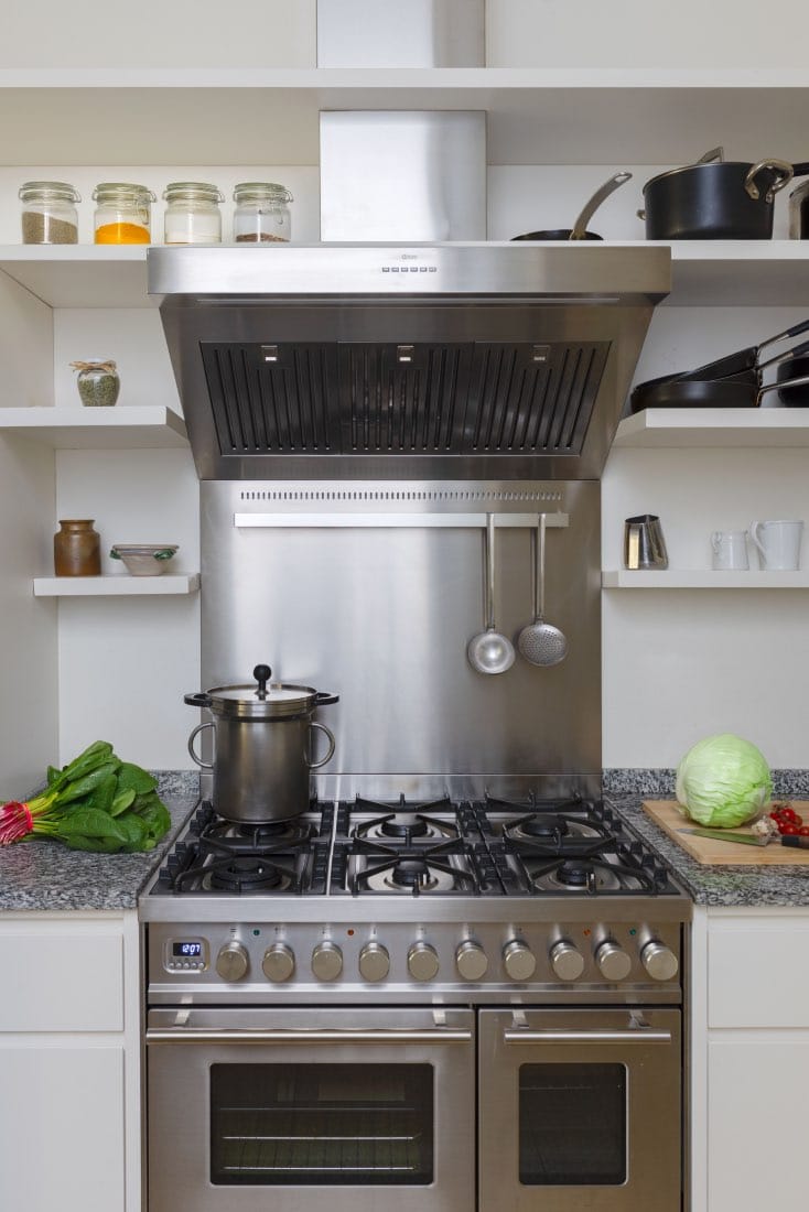 cocina moderna en apartamento reformado. Encimera granito, cocina inoxidable 
