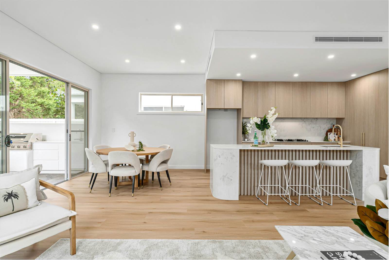 cocina abierta al salón moderna con isla