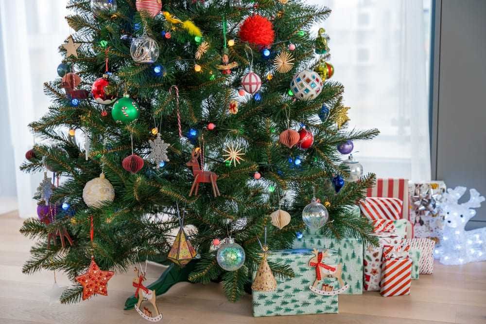 Ideias de cecoração de Natal para casa, árvore de Natal decorada com presentes no chão