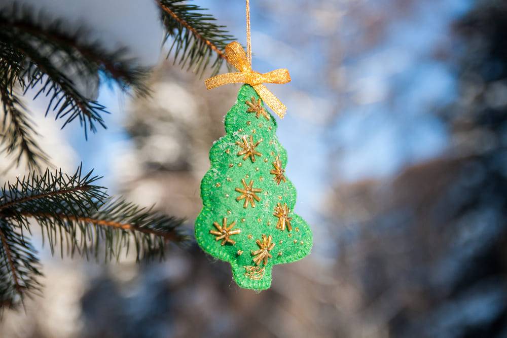 Decoração de Natal simples, enfeite de Natal com formato de árvore feito em feltro