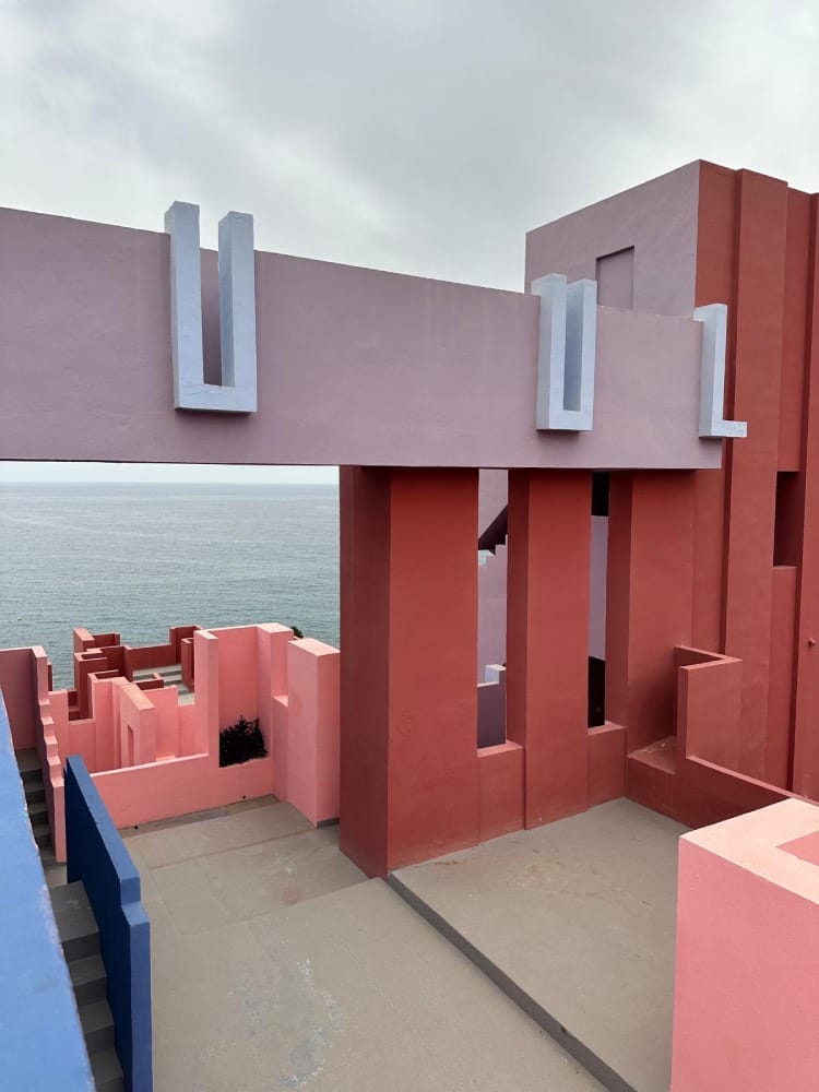 obras de Ricardo Bofill: La Muralla Roja, en Calpe, Alicante. 