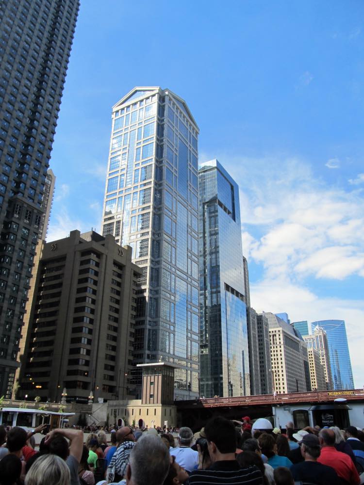 obras de Ricardo Bofill: 77 West Wacker Drive, Chicago. rascacielos, cristal
