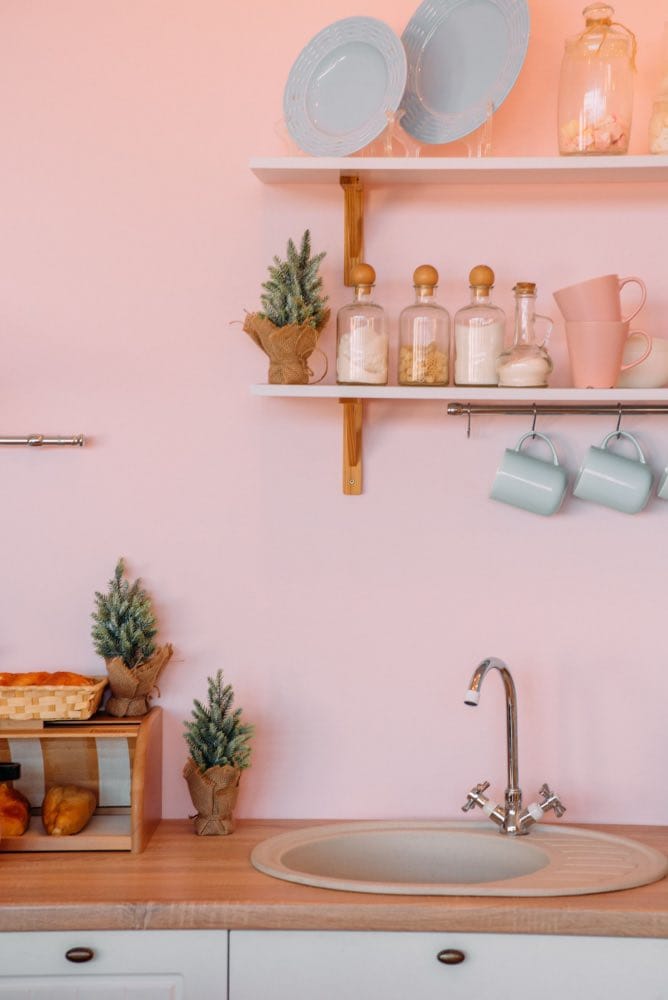 decoración de cocina moderna con pared rosa