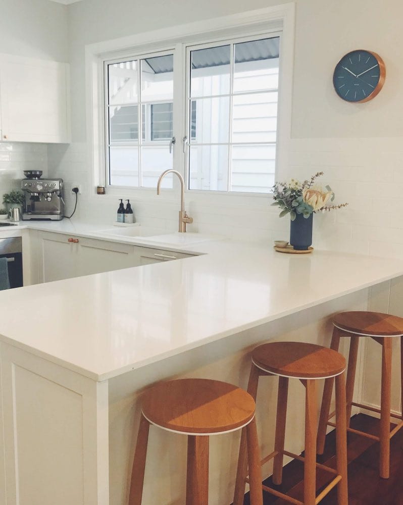 diseño de cocinas modernas, cocina con península y taburetes