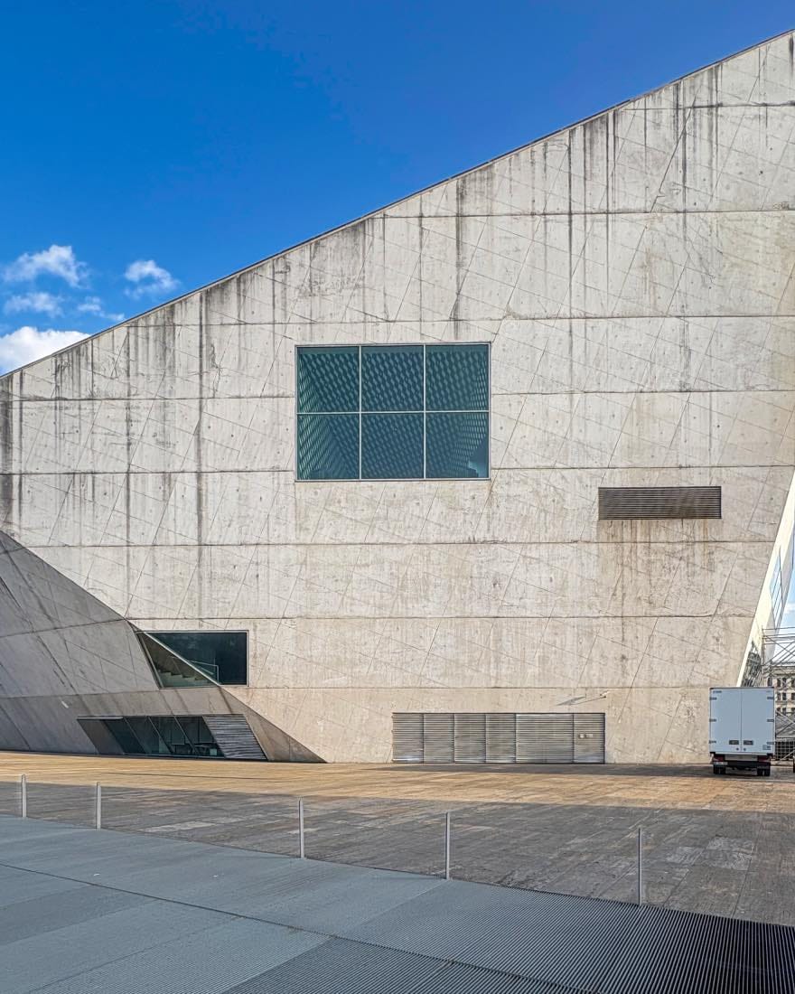 obras de Rem Koolhaas: Casa da Música, Porto.
