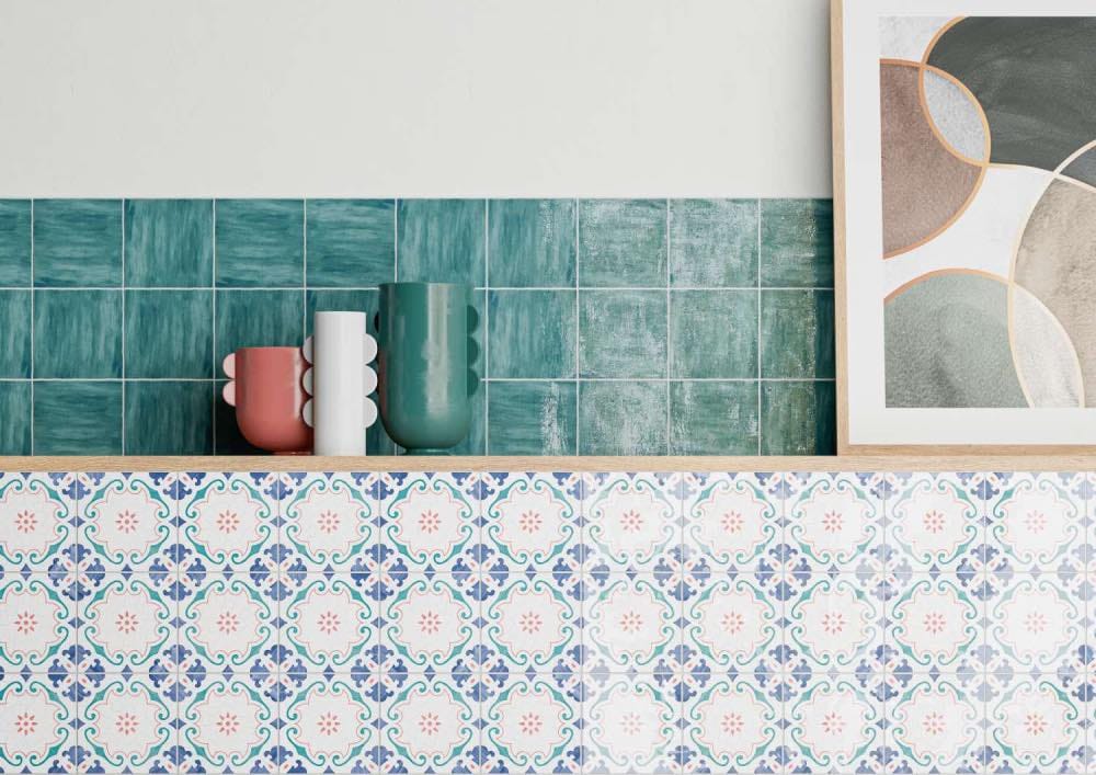 decoración con azulejos de colores y estampados. tendencias diseño de interiores 2026