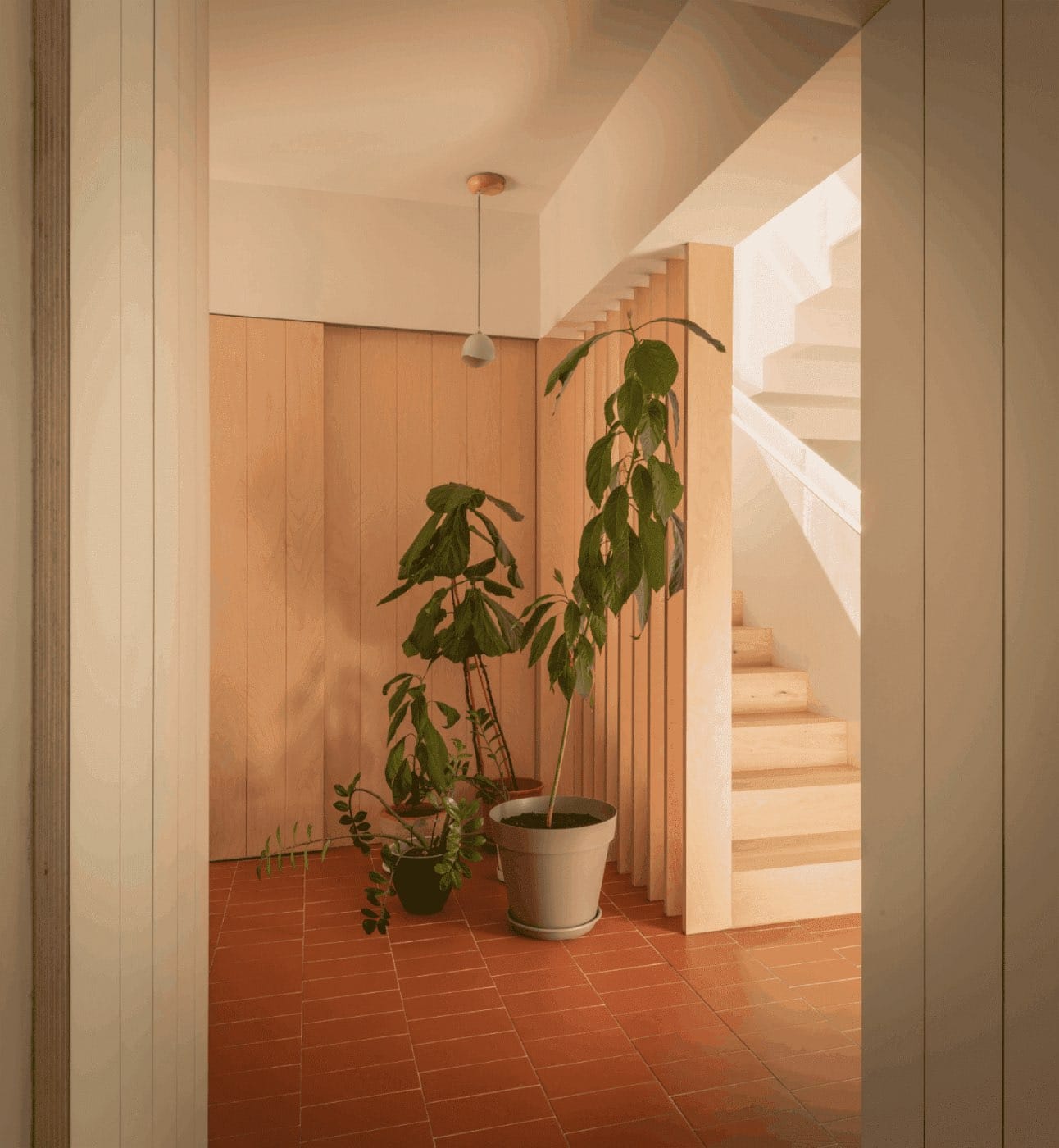 pared con listones de madera, decoracion de paredes modernas