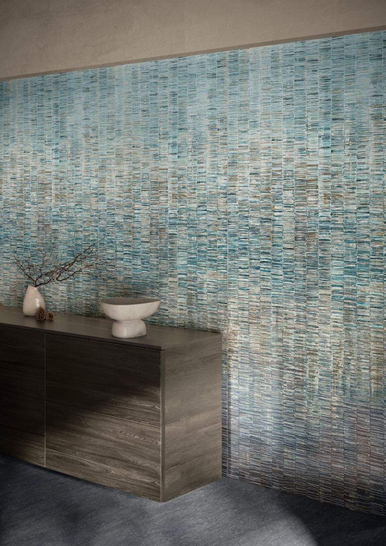 tendencias en decoración de paredes, sala de estar con azulejos de colores