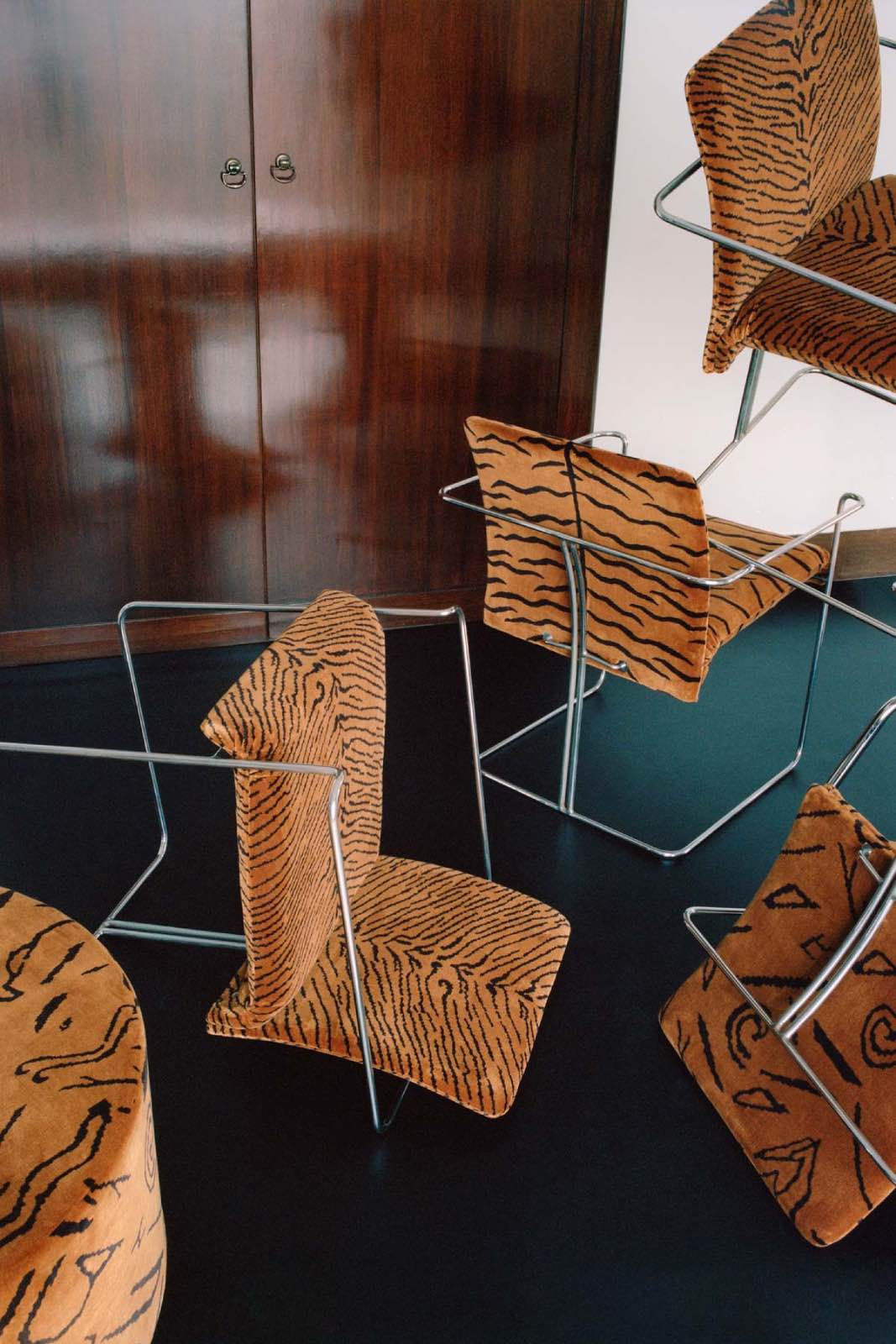 Decoración con estampados animal print minimalista. sillas zebra abstracta