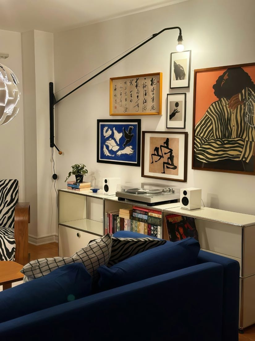 Decoración con estampados animal print. salón con butaca zebra