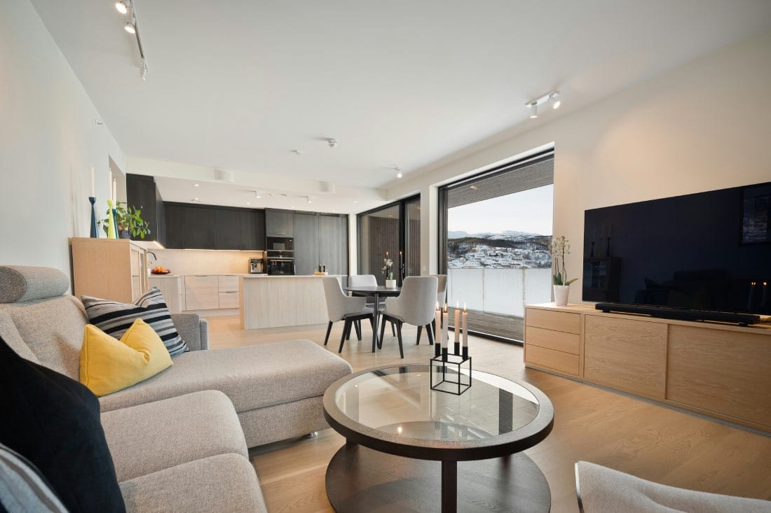 Glosario de decoración: sala de estar con riel electrificado.