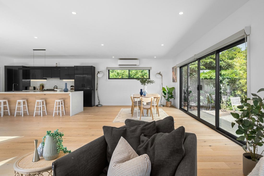 Glosario de decoración: sala de estar con estores en ventanas