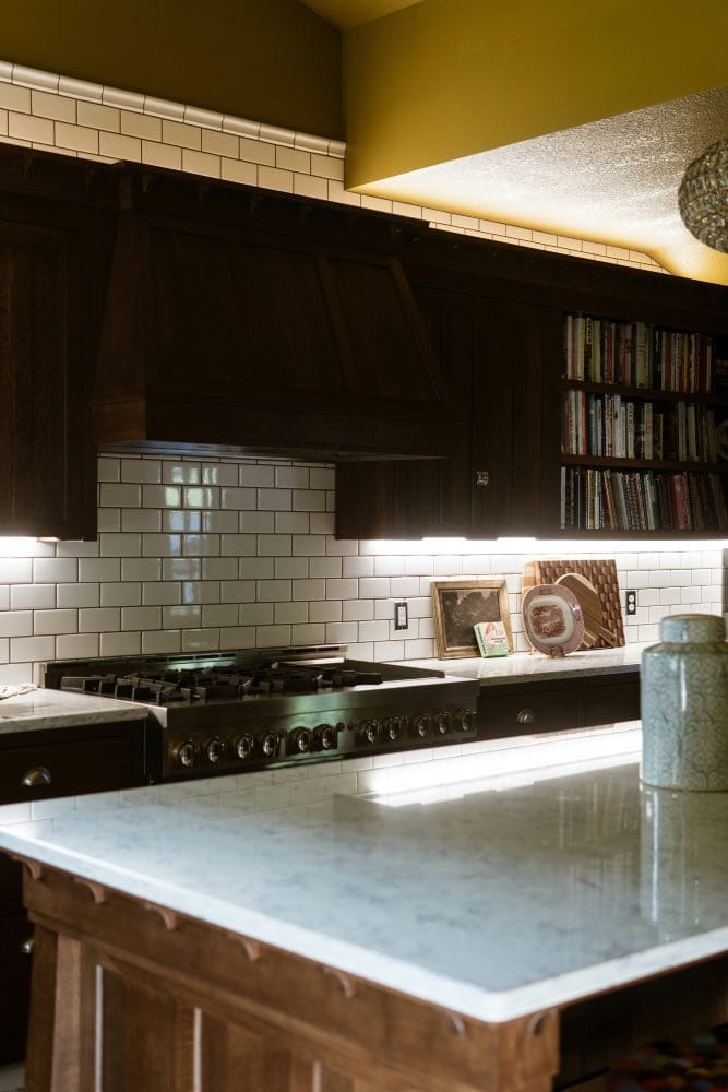 cocina clásica con iluminacion empotrada