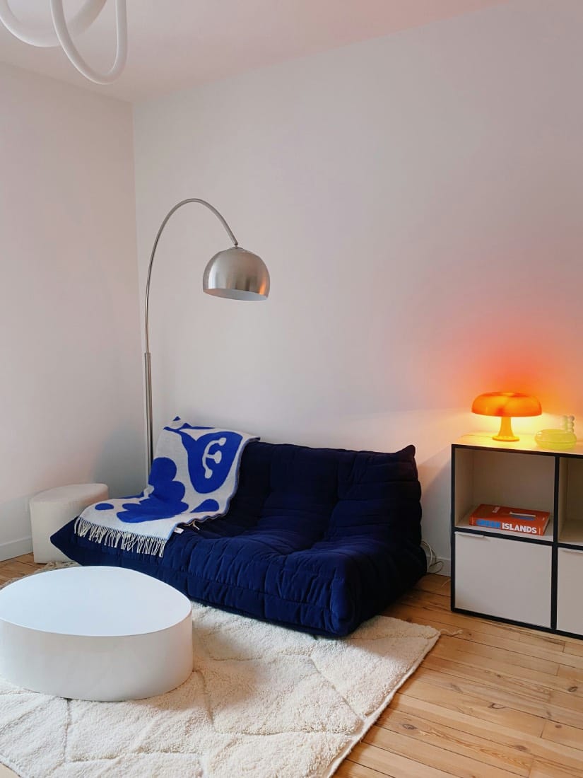 sala de estar con luz cálida, lámparas. glosario de decoración