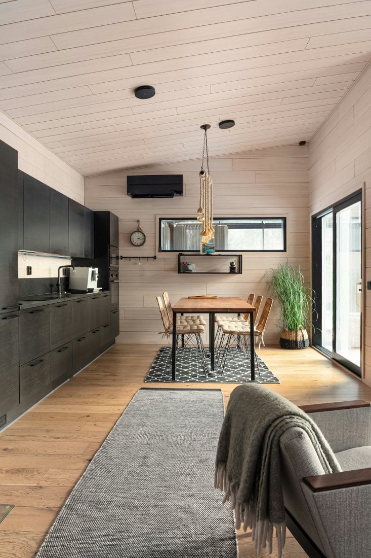cocina-comedor con paneles de madera para paredes y techo