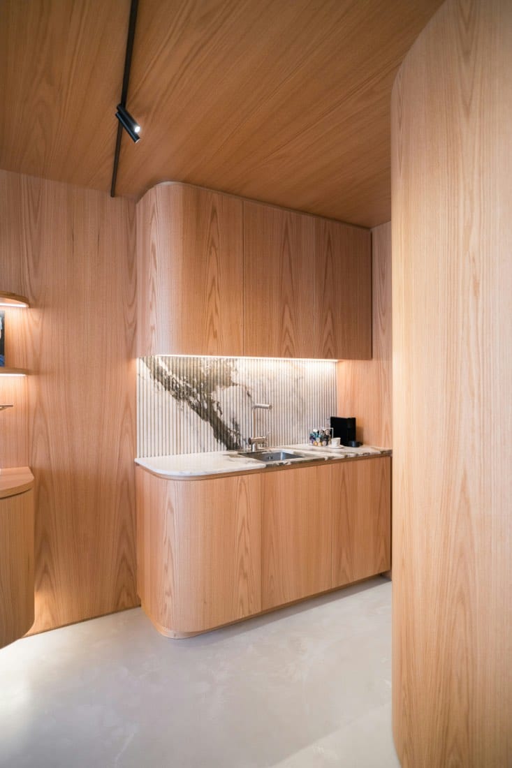 cocina con paneles de madera modernos