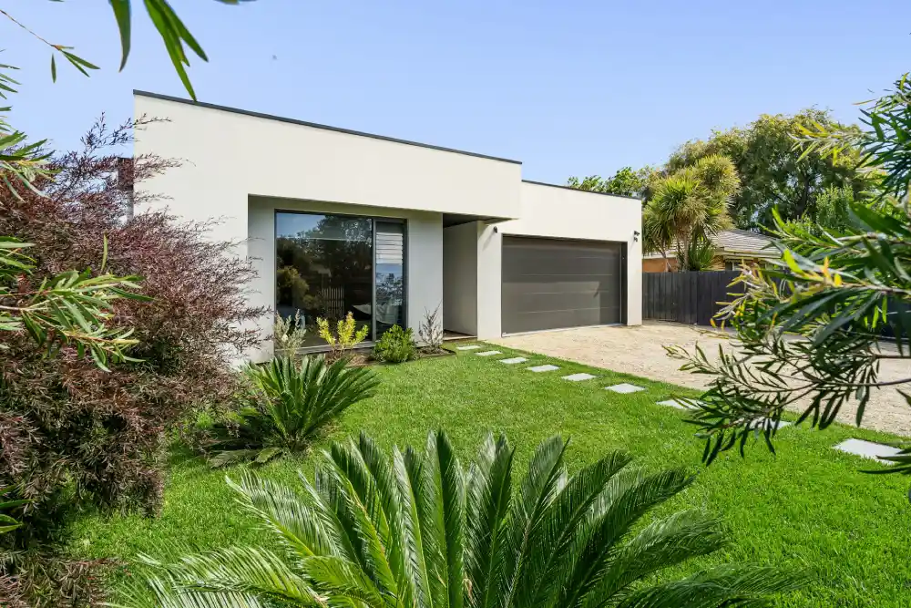 Fachada de casa com jardim