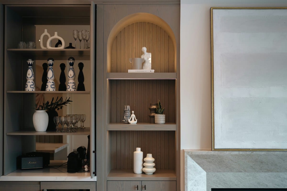 Mueble desayunador escamoteable en cocina moderna de madera