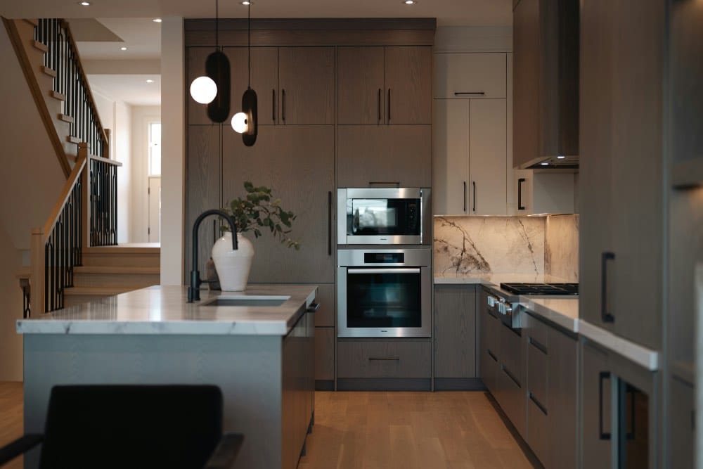 cocina moderna con isla central y mueble desayunador de madera