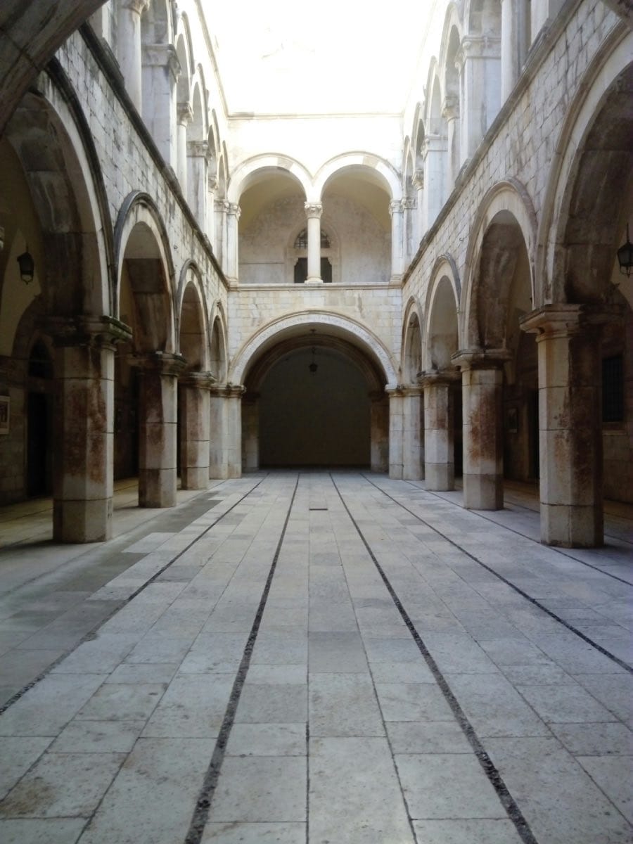 Półkoliste łuki w Dubrowniku w Chorwacji. Glosariusz: terminów architektonicznych