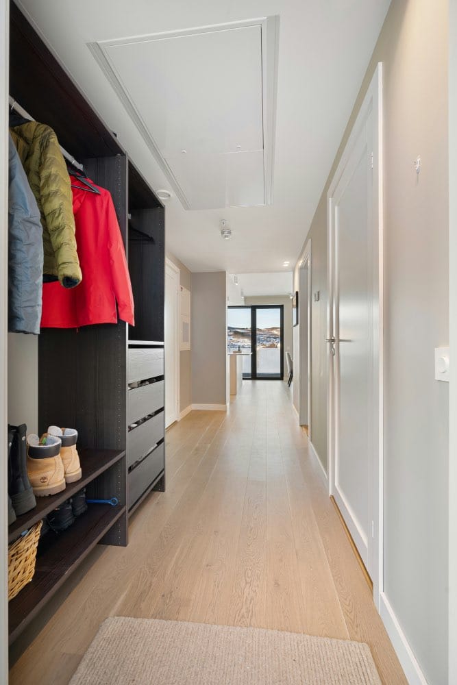 diseño de dormitorios pequeños. armario de color negro neutro