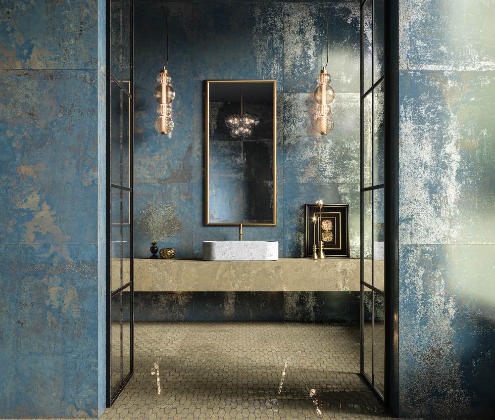 cuarto de baño con azulejos azules efecto cardenillo