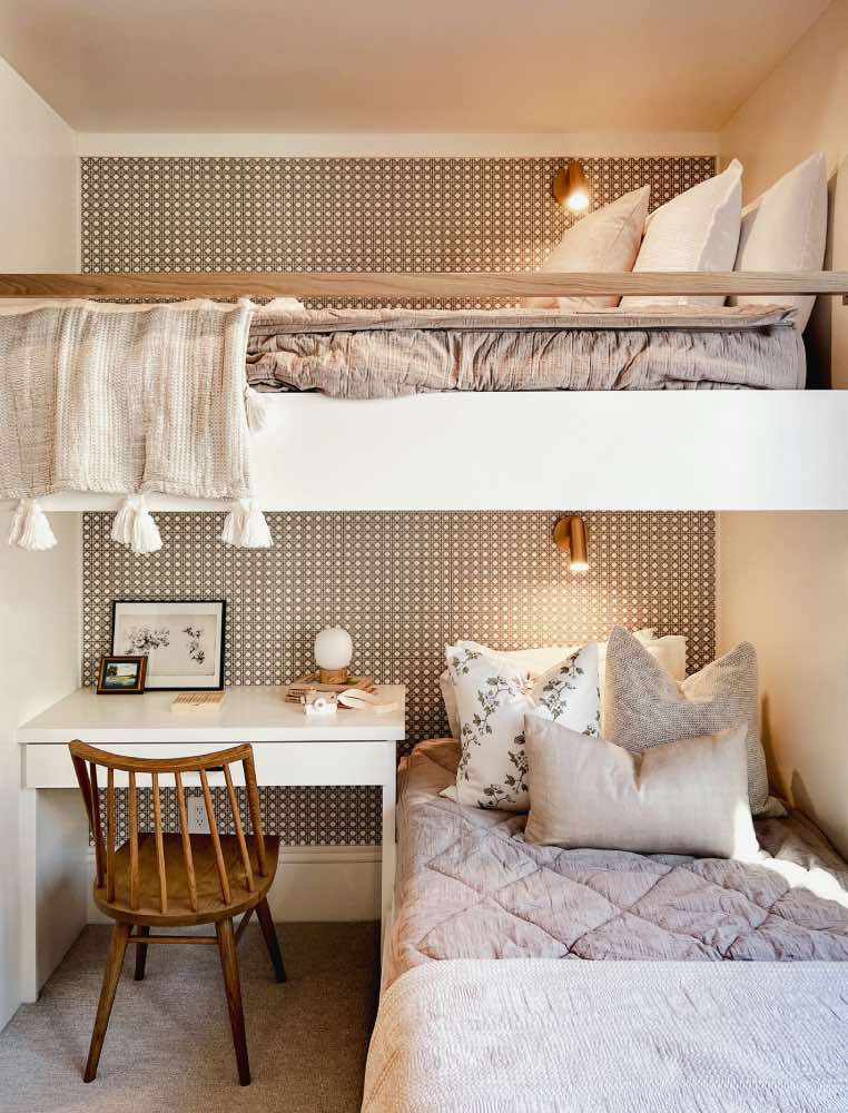 diseño de dormitorio infantil con literas. cuarto pequeño moderno