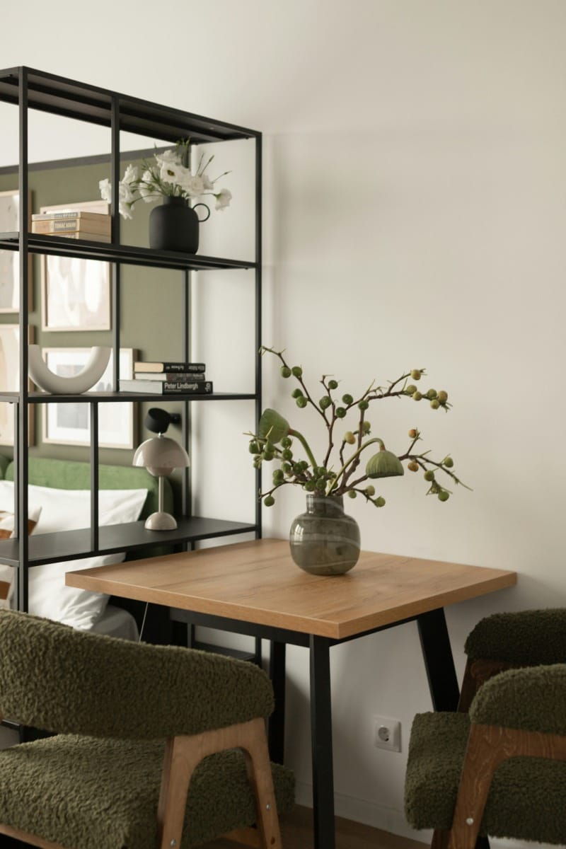 diseño de interiores. dividir pisos pequeños. mesa de comedor con librería