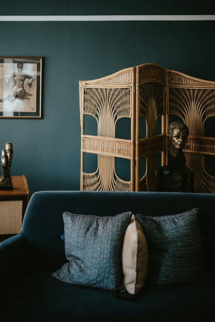 cómo dividir pisos pequeños con biombo. Sala de estar con sofá azul