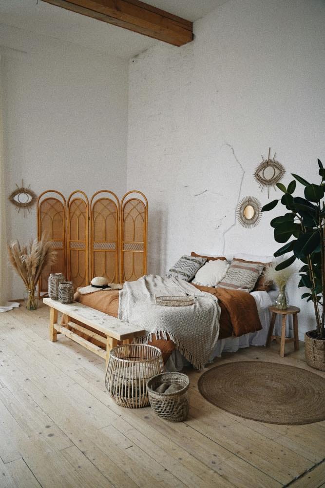 cómo dividir pisos pequeños. decoración de dormitorio con biombo