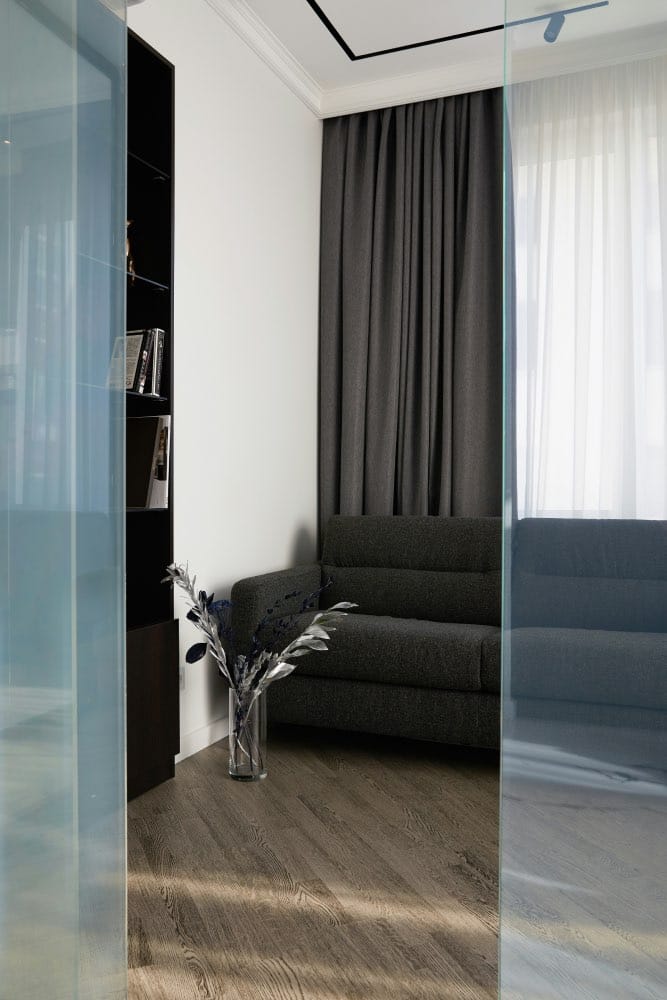 ¿Cómo dividir un piso pequeño. sala de estar con paneles de vidrio