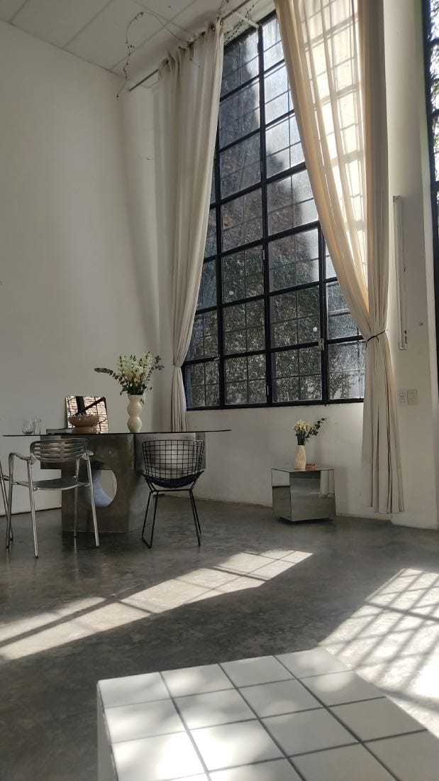 Casas con doble altura de techos. ventanales grandes y cortinas