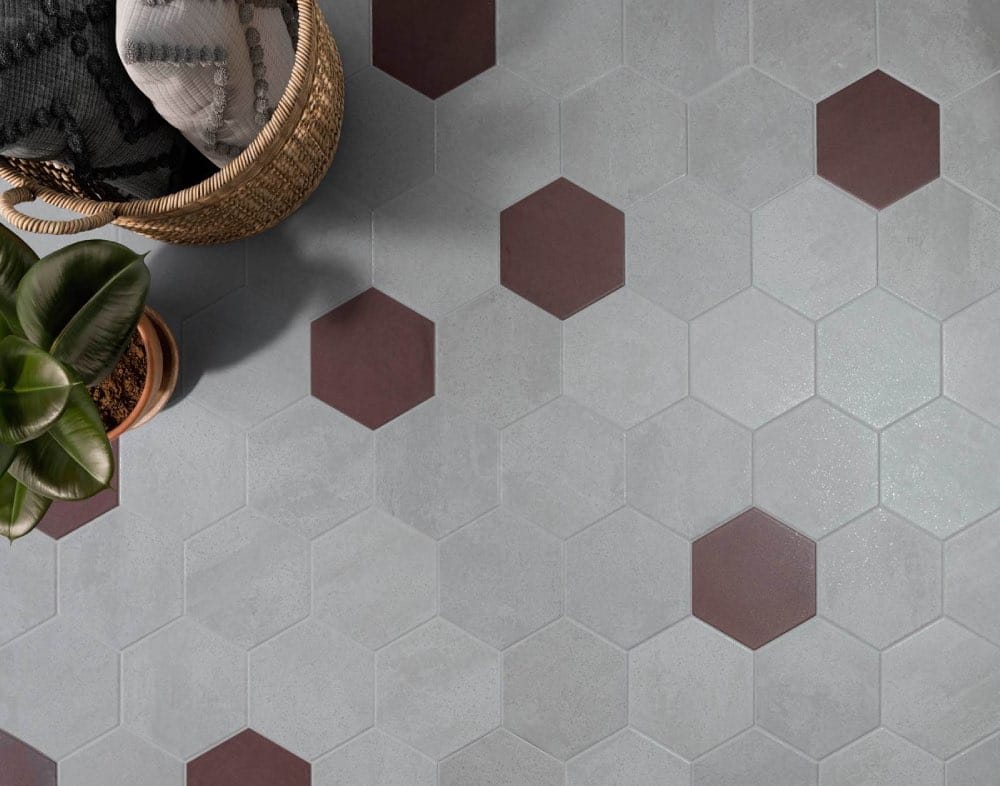 azulejos granates y blancos, contrastes de color para baños modernos