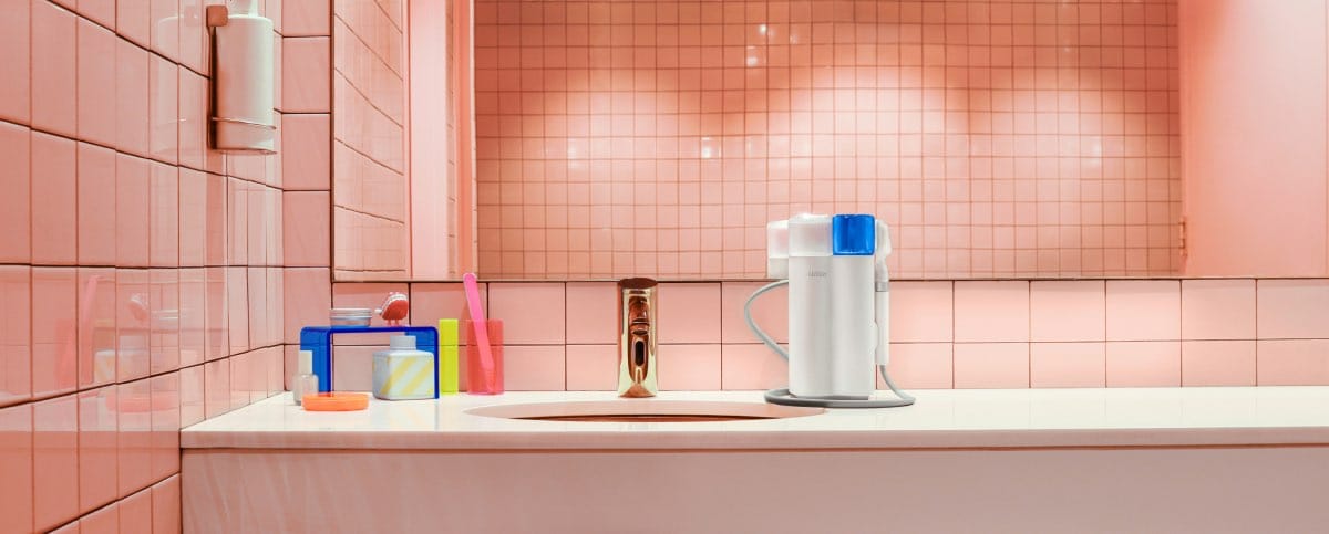cuarto de baño con azulejos rosas