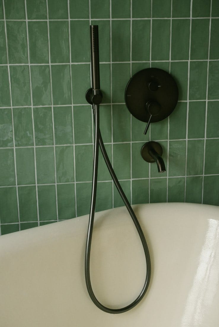 azulejos verdes para baño moderno