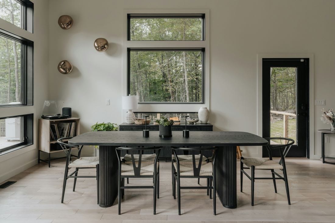 diseño de comedor moderno con muebles negros