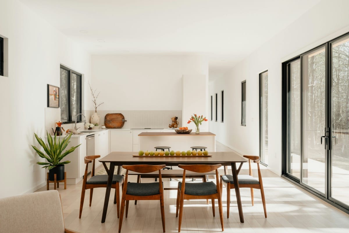 diseño de comedor moderno abierto a la cocina con madera