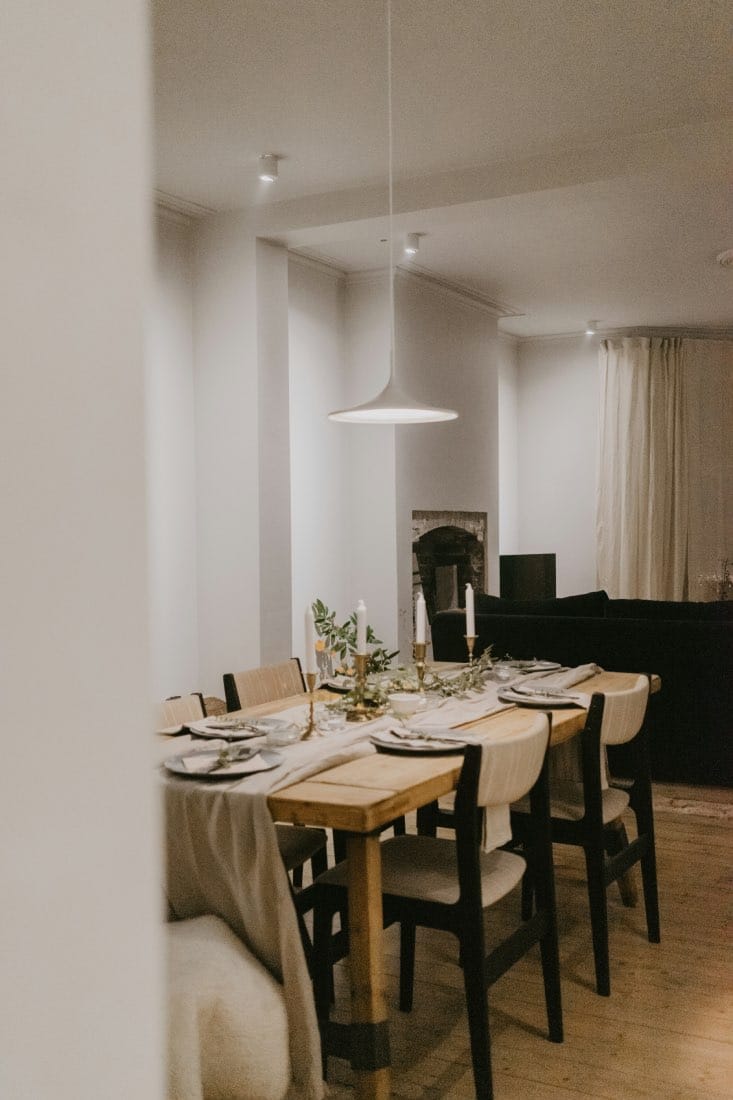diseño de comedor moderno con mesa de madera