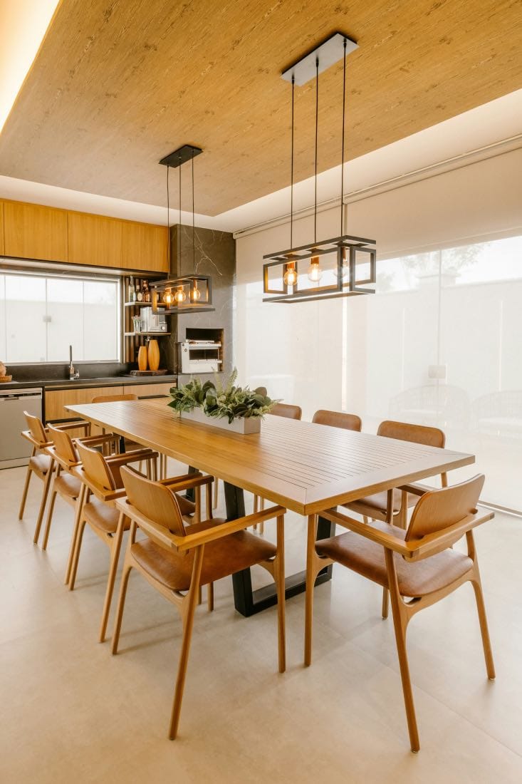 diseño de comedor moderno con sillas de madera y lámparas