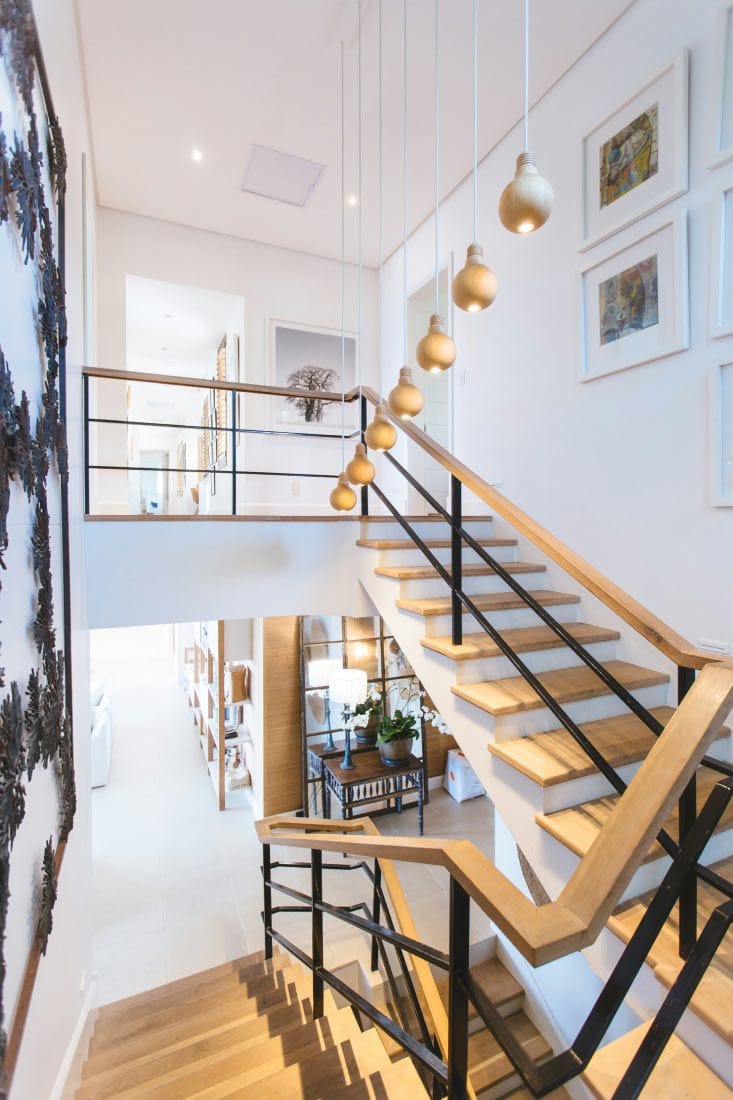 escaleras en casa moderna de tres pisos. Planos de casas de 100 m²